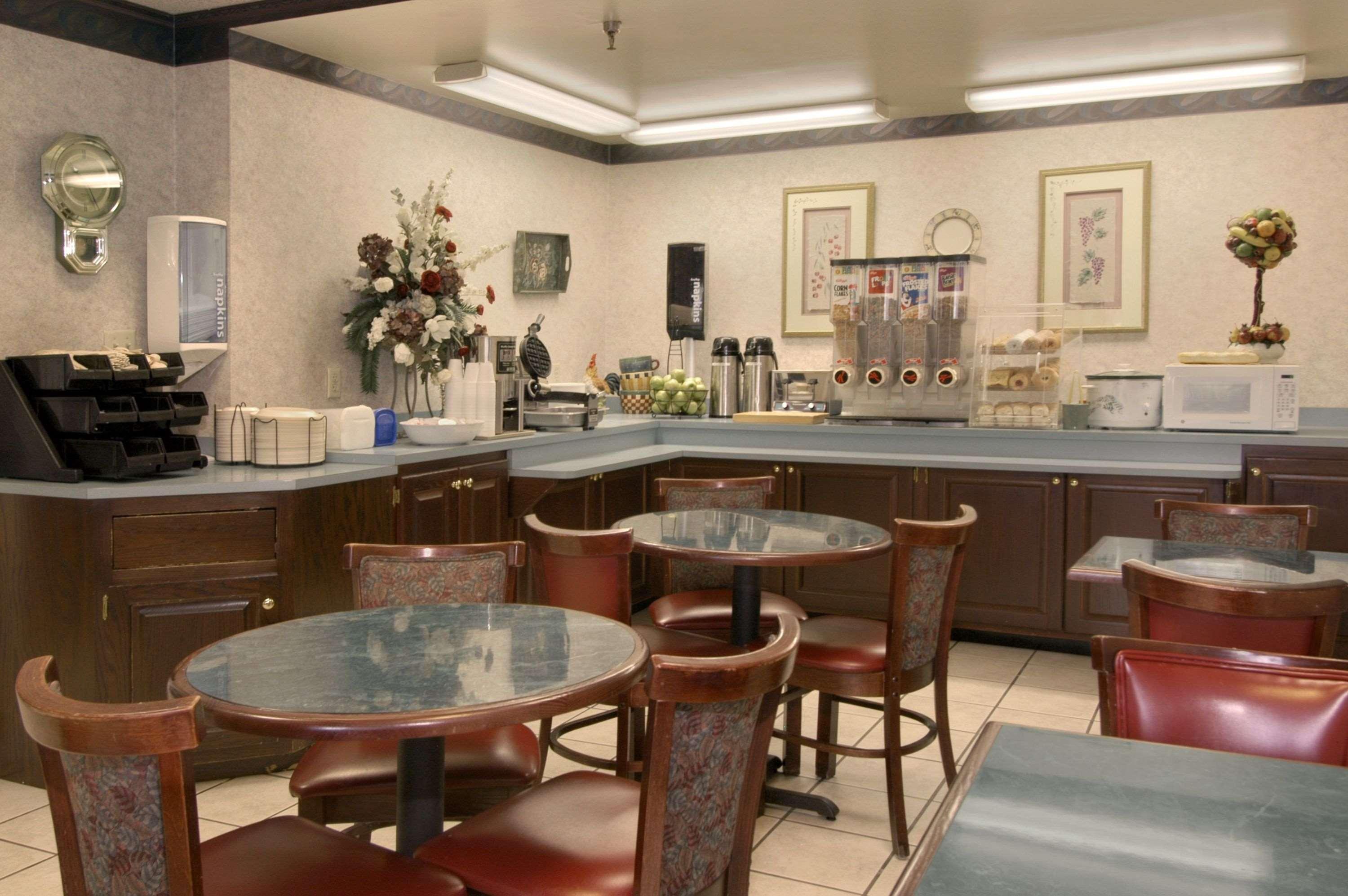 Hotel Baymont By Wyndham Corbin Restaurant photo